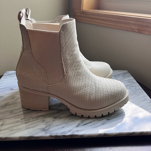 EUC MIA Jonna Ivory Python Size 10 Women’s Heeled Bootie - Picture 1 of 6